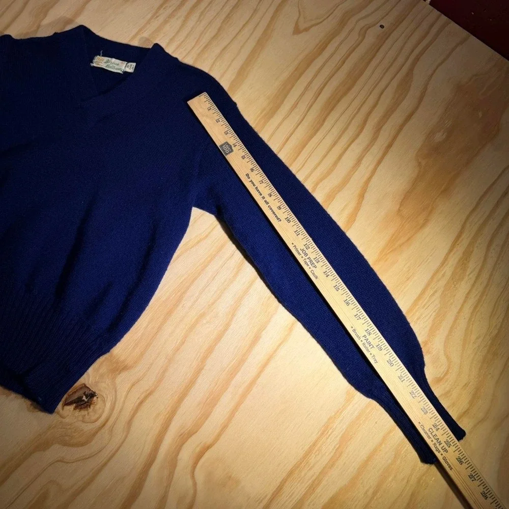 Vintage 1970s Burean Holloway Blue V-neck wool sweater